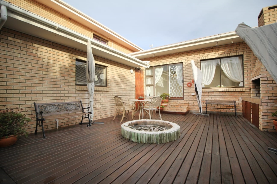 5 Bedroom Property for Sale in Village On Sea Western Cape